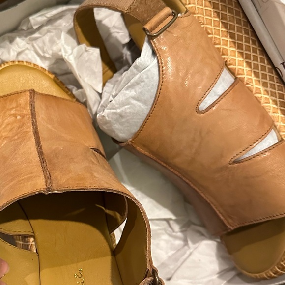 New  wt box ,  Diba true tan  platttform  wedge sandals. - Picture 9 of 13